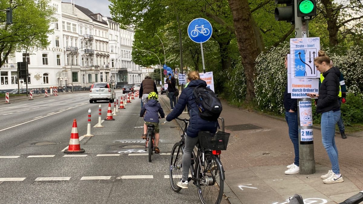 Pop-up-bike-lanes: Fahrrad- statt Autospur auch für Hamburg!