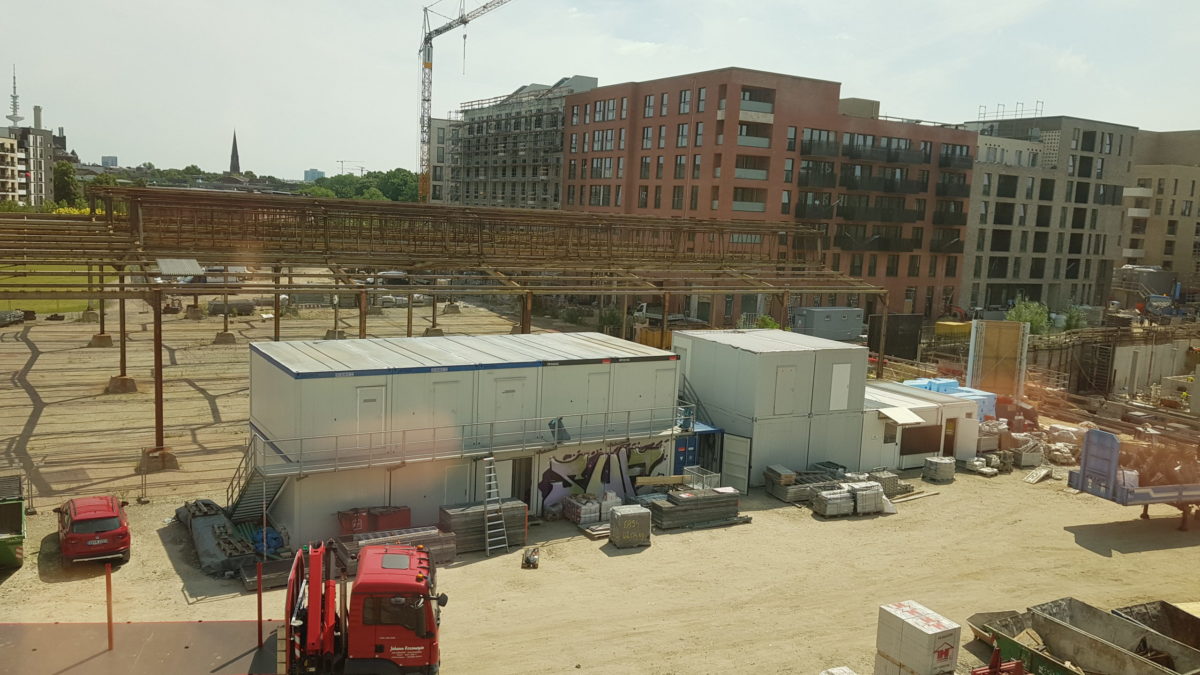 Wohnungsbau in Hamburg: In Genehmigungen kann niemand leben…